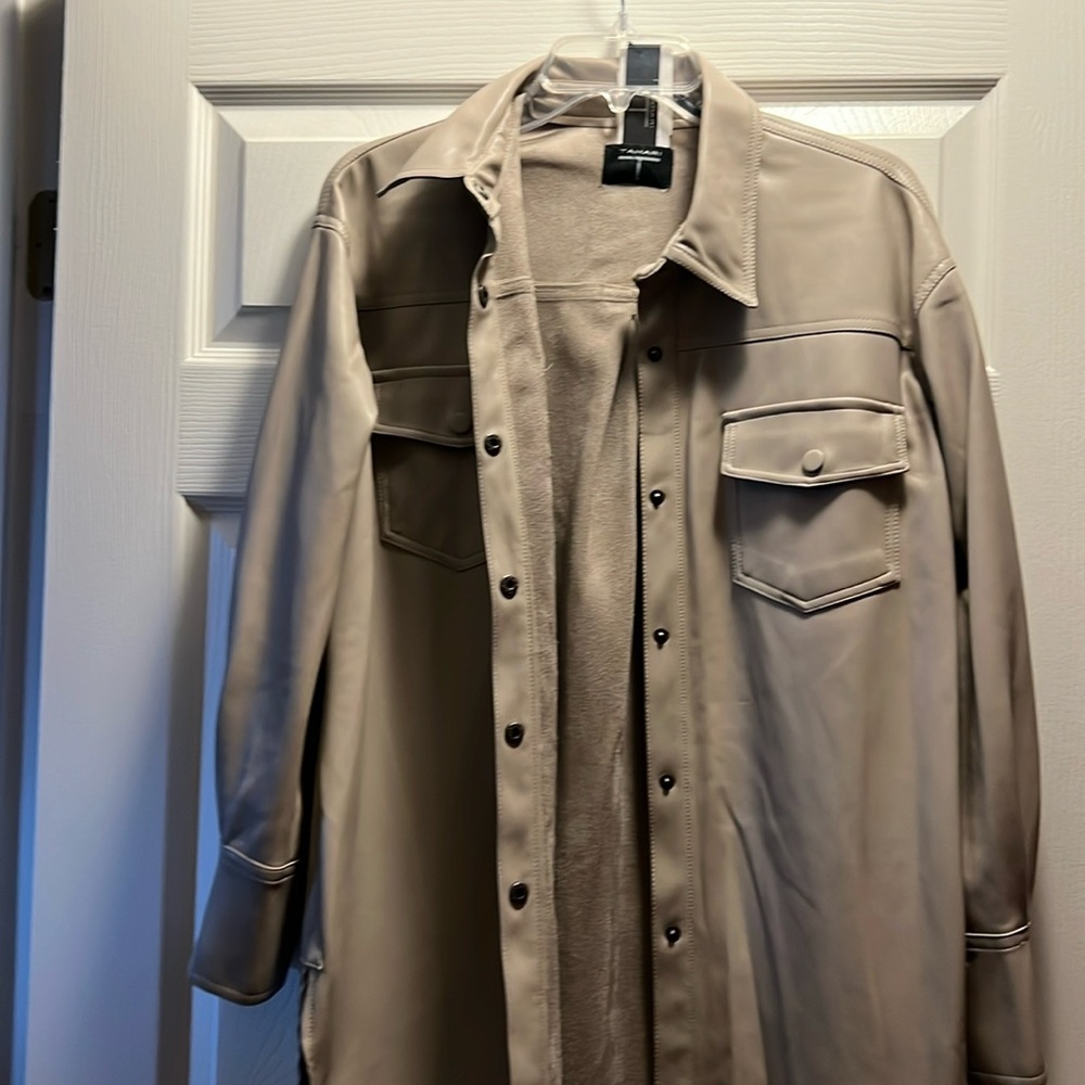 Womens Tahari long sleeve shirt, jacket with two pockets made of a leather